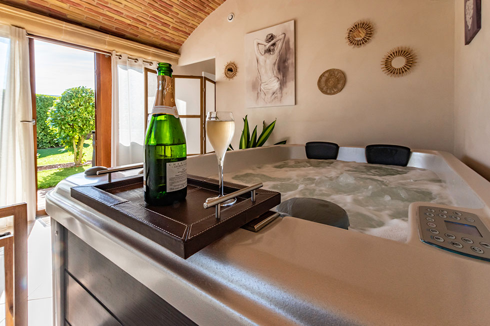 Le SPA jacuzzi privatif au Clos du Mont Rouge